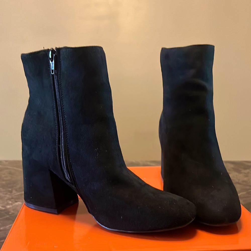 Black heeled boots